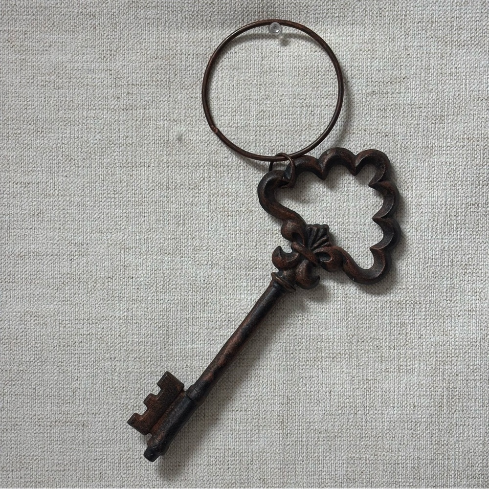 Metal Cast Iron Skeleton Key
Wall Décor 10" On Ring